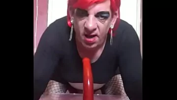 Play Crossdressing سيسي Deepthroat ومغامرة الحمار إلى الفم