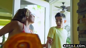 Play الناضجة غير المنتظمة الطويلة تسحب الطفل ليمارس الجنس معها ويمنحها الديك 24 سم