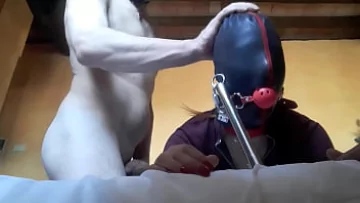 Play لاتينية صغيرة في جوارب أجبرت على ممارسة الجنس العميق مع ديك رجل ملثم كبير