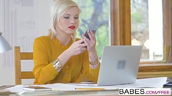 Play الأمين الذي يمارس الجنس مع قلبها في العمل