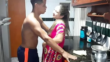 Play لقاء مطبخ مشبع بالبخار: أختي اللاتينية لا تستطيع مقاومة قضيبه الكبير