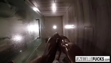 Play استمناء وقت الاستحمام الحسي لـ Jezebelle Bond