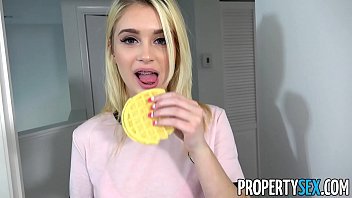 Play شقراء في سن المراهقة التدليك لها الأحمق ويحصل مارس الجنس مع كل بلدها ديك