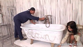Play المثبت امرأة سمراء المدفوعة مع اللسان العميق مع الانتهاء