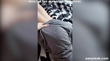 Play يستيقظ مع أخته غير الشقيقة ويطلب من ديك لعقها