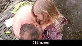 Play Xxx مع Mojneag الذي كانت حفيدته في الغابة Xnxx