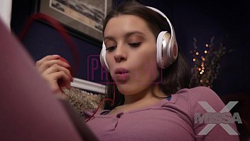 Play تحب المرأة الاستماع إلى الموسيقى أثناء ممارسة الجنس