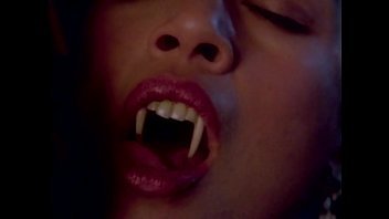 Play Xxx مصاص الدماء يخترقه خادم في القصر
