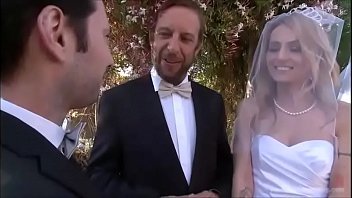 Play توغلت العروس من حفل الزفاف وتوغلت في مجموعة من الضيوف
